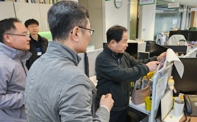(0408)[산림녹지과]주광덕 남양주시장, 백봉산 산불 총력 대응 진두지휘(산불 대응 지시하는 주광덕 남양주시장).jpg width: 100%; height : 150px
