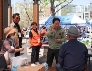 (0428)[자원순환과]온 가족이 함께하는 친환경 나눔장터 ‘남양주 점프벼룩시장 호평동 권역장’ 성료(사진1).JPG
