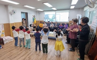 광주시 오포2동 매산 어린이집, 어버이날 맞아 경로당 방문 위문.jpg width: 100%; height : 150px