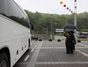 (0512)[여성아동과]남양주시, 자립준비청년과 함께하는 ‘WE PLAY 동행지기 봄 소풍’ 개최(사진1. 환송하는 주광덕 남양주시장).jpg