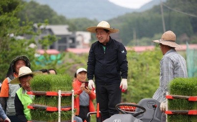 (0523)[농생명정책과]남양주시, 풍년 기원 모내기 시연…“현장 중심의 농촌 지도 사업 펼쳐 나갈 것”(사진1).jpg width: 100%; height : 150px