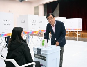 (사진)이현재 하남시장, 제21대 대선 사전투표… “소중한 한 표 꼭 행사하세요”.jpg