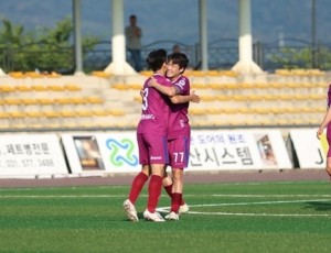 (0616)[체육과]남양주시민축구단, 당진 상대로 완승 거두며 리그 1위 탈환(조경찬 세리머니).jpg