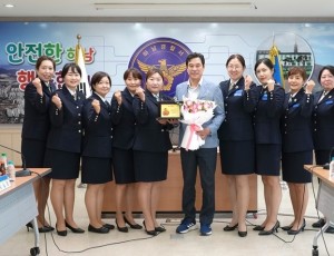 [사진자료] 강성삼 하남시의원, 학부모폴리스로부터 감사패 받아…_아이들 안전, 시민과 함께 만든 성과_.jpg