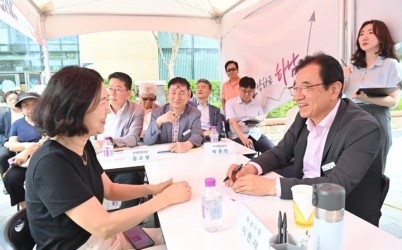 (사진)하남시, 위례 스타필드 앞에서 ‘제15회 이동시장실’ 운영.jpg width: 100%; height : 150px