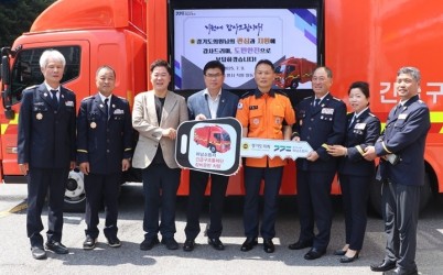 경기도의회 의원들이 차량 키를 하남소방서에 전달하는 사진.JPG width: 100%; height : 150px