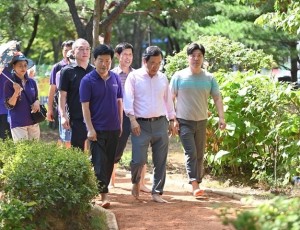 (사진1)하남시, 15개소 ‘흙향기 맨발길’ 개장… 걷기 좋은 도시 한 걸음 더.jpg