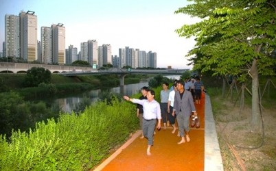 (0711)[정책기획과]왕숙천 테마정원 완공…주광덕 시장, 맨발로 시민과 걸으며 도심 속 힐링 공간 점검(사진1).jpg width: 100%; height : 150px