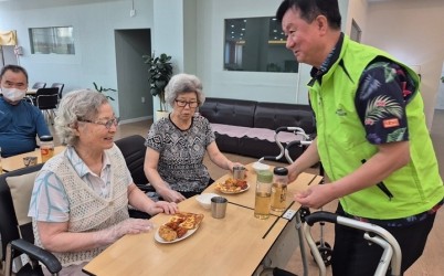 BBQ프리미엄카페 곤지암리조트점, 말복 맞아 광주시 도척면 어르신들께 치킨·피자 전달 (2).jpg width: 100%; height : 150px