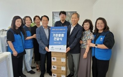 (0812)[환경정책과]한강지키기운동 남양주지역본부, 굿윌스토어에 태블릿PC 45대 기부(단체사진).jpg width: 100%; height : 150px