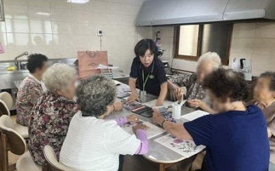 (0916)[와부읍 생활자치과]남양주시 와부읍 경기행복마을관리소, 어르신 치매예방 위한 ‘오색빛깔 두뇌교실’ 운영(사진).jpg width: 100%; height : 150px