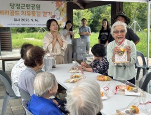 (사진2)하남시, 치매 어르신들과 함께한 메리골드 꽃길 산책...치유농업 프로그램 성료.jpg