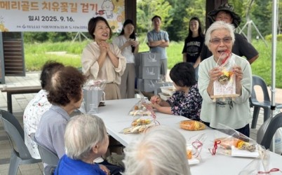 (사진2)하남시, 치매 어르신들과 함께한 메리골드 꽃길 산책...치유농업 프로그램 성료.jpg width: 100%; height : 150px