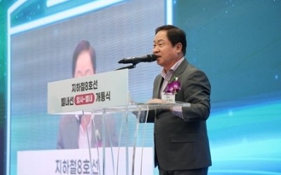 (0926)[홍보담당관]주광덕 남양주시장, 2025 대한민국 지방자치행정대상 수상(사진1).JPG width: 100%; height : 150px