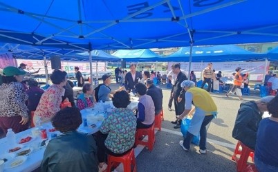 [전달보도자료]신장2동 주민자치회 노인의날 행사.jpg width: 100%; height : 150px