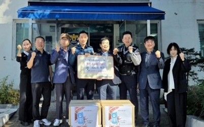 (1016)[와부읍 복지지원과]남양주시 와부읍 지사협·남부희망케어센터, 아동 생존 호신용 경보기 500개 와부파출소에 전달(사진).jpg width: 100%; height : 150px