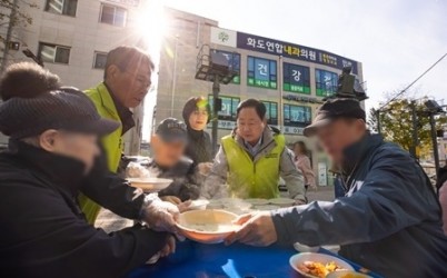 (1111)[문화관광과]주광덕 시장, 어르신께 직접 설렁탕 배식(사진2).jpg width: 100%; height : 150px