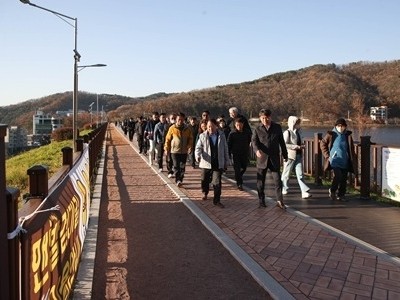 (1117)[정책기획과]남양주시, 시민과 함께 오남읍 도로와 맨발길 로드체킹 추진(사진2).jpg