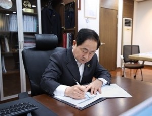 (1125)[환경정책과]남양주시, 팔당 규제 헌법소원 27일 선고 앞두고 주민 생존권 회복 기대(서명하는 주광덕 시장).jpg