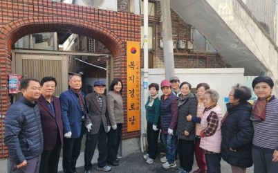 [전달보도자료]덕풍2동 주민자치회가 함께한 복지경로당 간판 교체 현판식 개최 (2).jpg width: 100%; height : 150px