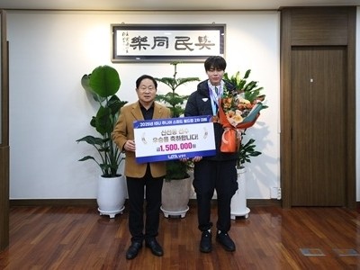 (1219)[체육과]남양주시, ISU 주니어 스피드 월드컵 우승 신선웅 선수 포상금 전달(사진1).jpg