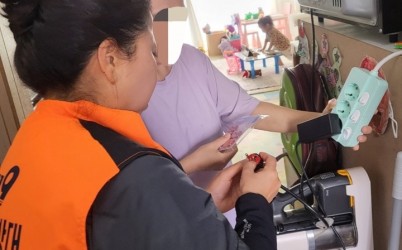 멀티탭 소화패치를 부착하는 모습.jpg width: 100%; height : 150px