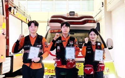 왼쪽부터 이경원 소방사, 구급보조인력 김성일, 홍주의 소방장.JPG width: 100%; height : 150px