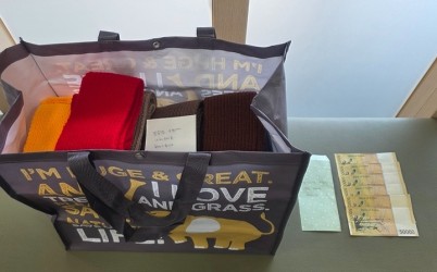 익명의 기부자, 광주시 경안동에 손뜨개 목도리 21개와 성금 전달 (1).jpg width: 100%; height : 150px