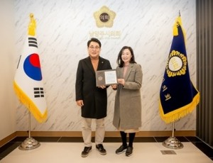 (사진1)남양주시의회, 공공도서관 사회적 가치 확산에 기여한 공무직 근로자 이인자 작가 표창 수여식 개최.jpg