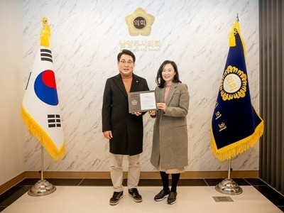 (사진1)남양주시의회, 공공도서관 사회적 가치 확산에 기여한 공무직 근로자 이인자 작가 표창 수여식 개최.jpg