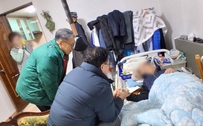 (0205)[화도읍 복지지원과]남양주시 화도읍, 설 명절 앞두고 화도교회와 함께 따뜻한 나눔 실천(사진).jpg width: 100%; height : 150px