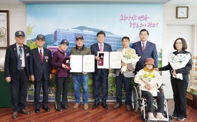 광주시, 6·25전쟁 참전유공자 유가족에 화랑무공훈장 전수.jpg