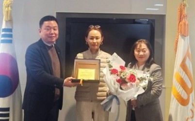 (0325)[세정과]남양주시,‘2025년 지방재정확충 기여자’(주)우진프라스틱에 인증패 전달(사진).jpg width: 100%; height : 150px