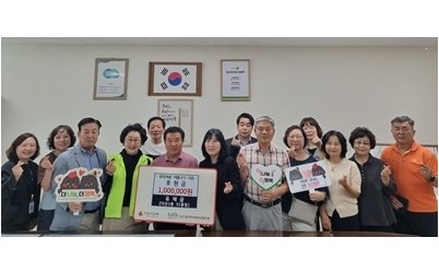 (0609)[다산1동 복지지원과]남양주시 다산1동 31통장, 취약계층 어르신 여름나기 후원금 100만 원 기탁(사진).jpg width: 100%; height : 150px
