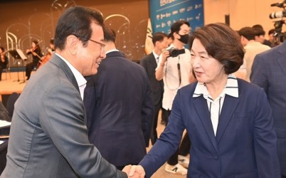 (사진1)이현재 시장, 추미애 도지사에 국가정원·K-컬처 복합콤플렉스 동시 개발 건의 (1).jpg width: 100%; height : 150px