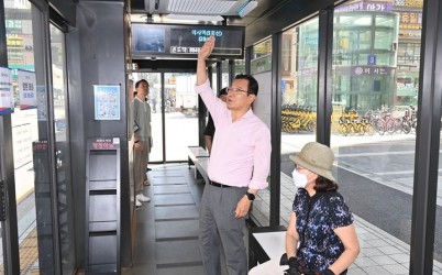 (사진2)“늦더위 속 시민 안전 끝까지 챙긴다”… 이현재 시장, 무더위쉼터 현장점검.jpg width: 100%; height : 150px