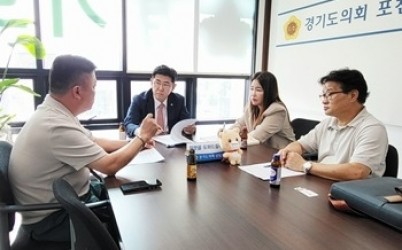 260818_윤충식_의원__경기도_마을공동체_관계자들과_활성화_방안_논의_사진1.jpg width: 100%; height : 150px