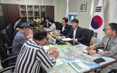 [사진자료]하남시의회 정병용 의장, 교산신도시 원주민재정착위원회 간담회 개최..._원주민 재정착과 인프라 확충에 힘쓰겠다_.jpg width: 100%; height : 150px