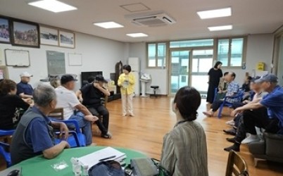 (0821)[동부보건소 건강증진과]남양주시 동부보건소, 경로당 찾아 어르신 맞춤형 ‘방문건강관리’제공(사진).jpg width: 100%; height : 150px