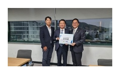경기도의회 더불어민주당, 경기도 핵심 현안 해결 위해 권칠승 더불어민주당 정책위의장 및 이광재 국회 예산결산특별위원장에 건의서 전달 (1).jpg